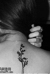 Mala svježa tetovaža totema na zadnjem drvetu djeluje