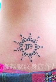 Дзяўчына спіны татэмнага скарпіёна з малюнкам татуіроўкі сонца