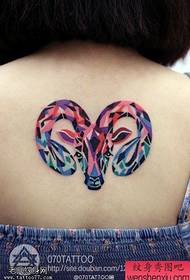 Цветные татуировки с антилопами на спине женщины делятся татуировками