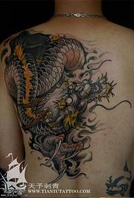 バック伝統的なドラゴンのタトゥーパターン
