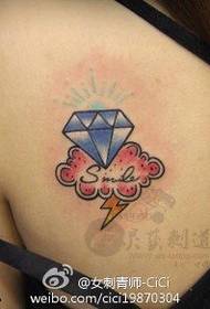 Rygfarvet tatoveringsmønster med diamantbrev
