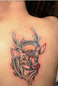 個人的な男性の背中のファッションの見栄えの良い鹿の頭のタトゥーパターン画像