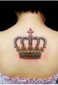 女の子の背中のセクシーな王冠の入れ墨の写真