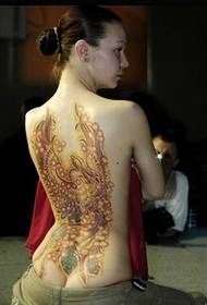 slika seksi ženskog leđa dobro izgledajućeg uzorka tetovaža