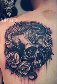 Tatuiruotes demonstruoja užpakalinė kaukolės rožės gyvatė