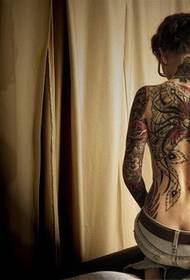 Seksualios mados grožio nugaros asmenybė, dominuojanti tatuiruotės paveikslėlio nuotraukoje