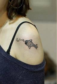 एक महिला कंधे मछली टैटू पैटर्न तस्वीर की सिफारिश की