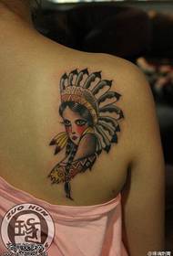 Patrón de tatuaje de niña de color de espalda