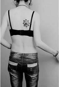 seksi bikini žena leđa crno-bijeli cvijet totem tetovaža karta