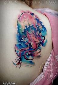 U tatuale di medusa di culore spalle di donna funziona da una tenda di tatuaggi