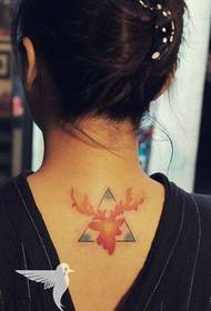 As tatuaxes do antílope nas costas femininas son compartidas por tatuaxes