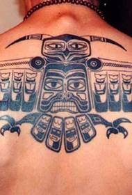Trendig totem-tatovering på baksiden
