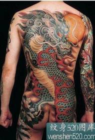 Čovjek natrag tetoviran životinja zvijer jednorog
