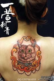 Dívka s kočkou tetování na zádech