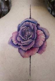 hermoso y hermoso tatuaje de rosa en la espalda de la mujer