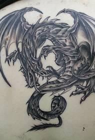 красивая спина тату летящего дракона