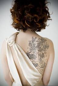 κορίτσι πίσω όμορφη τατουάζ ροδάκινο δέντρο εικόνα μοτίβο εικόνα