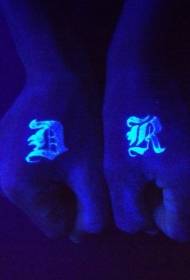 Twa logo's fluorescerende tatoeëpatroan fan 'e hân werom