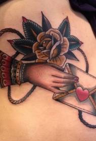 Taille côté côté nouveau genre femme de couleur enveloppe de la main et rose tatouage