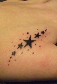 Hand tillbaka svarta stjärnor tatuering mönster