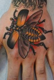 Arm van oranje insekte tattoo patroon