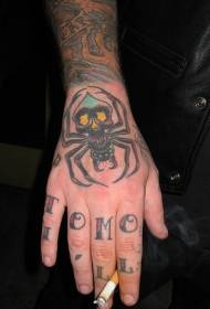 Skummelt tatoveringsmønster for edderkoppmonster på baksiden av hånden