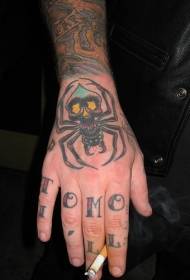 Motif de tatouage monstre araignée effrayant sur le dos de la main