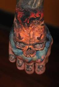 Hand zréck Faarf realistesch Demonskull mat Flamm Tattoo Muster