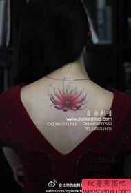 Krásny lotosový vzor na zadnej strane dievčaťa