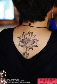 Bèl nwa ak blan lotus modèl tatoo dèyè ti fi