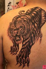 タトゥーショー、背中の虎のタトゥーをお勧めします