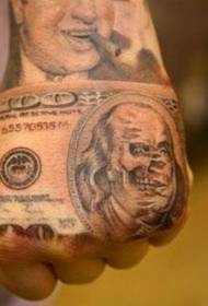 Un mudellu di tatuaggi di billets neri è bianchi inusual in a spalle di a manu