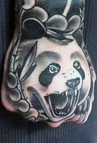 手背黑色的熊猫与树叶纹身图案