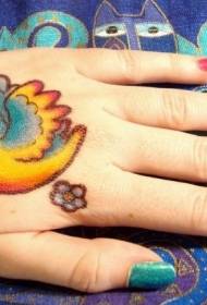 Farverig fugl tatoveringsmønster på bagsiden af hånden
