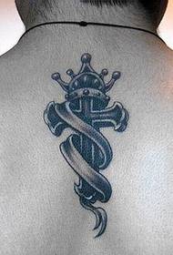 Jó megjelenésű klasszikus keresztkoronás tetoválás mintás a hátán