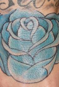 Bonic patró de tatuatge de rosa blava a la part posterior de la mà