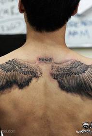 背部老鹰翅膀纹身图案