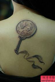 klasisks maza fana tetovējums meitenes aizmugurē