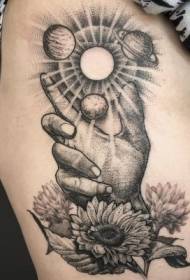Coxa única mão misteriosa preta com padrão de tatuagem de planeta e flor