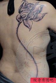 Meitene atpakaļ tintes lotosa tetovējums modelis