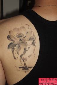 Момче назад црно сив лотос цвет по обновување шема на тетоважа