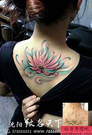 Красивый цветной рисунок татуировки лотоса на спине девушки