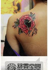 Čudovita klasična roza tetovaža na hrbtni strani lepotcev