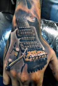 Patron realista de tatuatges de guitarra en color a la part posterior de la mà