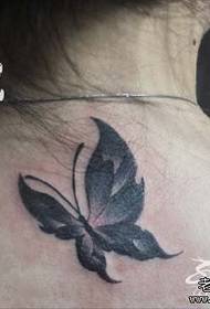 Mali i popularan uzorak tetovaže leptira na leđima djevojčica