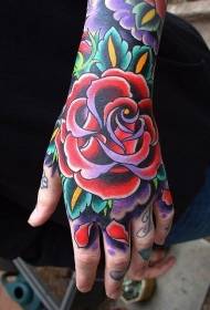 Ručno obojeni uzorak tetovaže ruže u tradicionalnom stilu