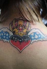 Djevojka natrag ljubavi krila tetovaža kruna uzorak