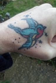 Tatuaje de pájaro niña mano pájaro tatuaje foto