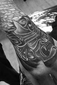 Mână înapoi școală negru războinic negru cască model tatuaj