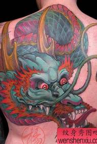 Model de tatuaj dragon de culoare spate dominator
